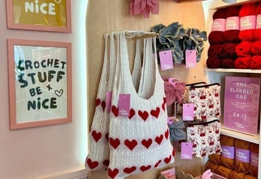 lugar de trabajo, taller de crochet, muchas lanas y colores