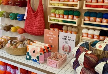 lugar de trabajo, taller de crochet, muchas lanas y colores