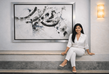 Nubia Rives artista plástica mexicana con su obra de arte abstracto contemporáneo