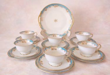 Vinilai, patefonas ir porcelianiniai indai estetiškame namų interjere