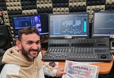 Alumno de wave music studio mostrando diploma dentro del proceso de formación y proyección 