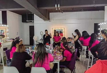 Artista de maquillaje profesional enseñando a un grupo de estudiantes en un taller de estudio
