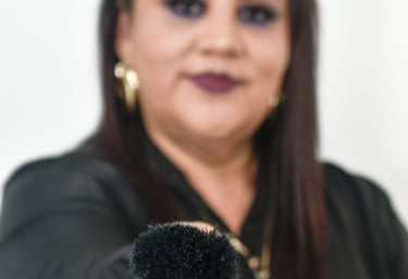Artista de maquillaje profesional sosteniendo una brocha grande de polvo negro .