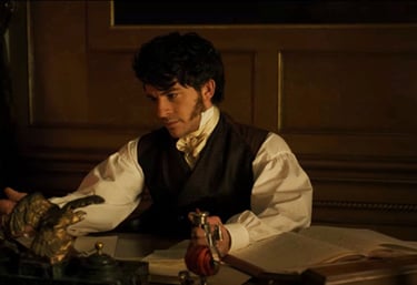 Anthony Bridgerton sentado em sua mesa de escritório à luz de velas, expressando a seriedade e o pes