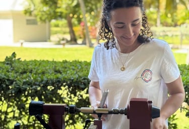 Armelle B. travaillant le bois sur son tour dans son atelier de création artisanale à Saint-Martin