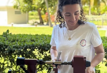 Armelle B. travaillant le bois sur son tour dans son atelier de création artisanale à Saint-Martin