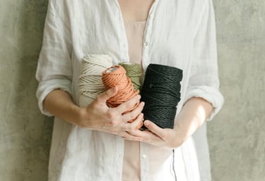 mujer sosteniendo hilos de macramé