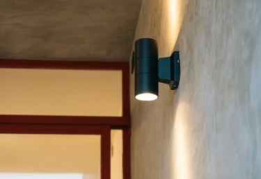 Systèmes d'éclairage extérieur et de sécurité pour cours et façades à Candiac.