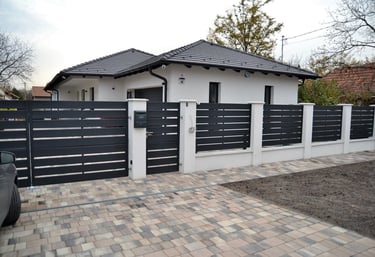 Gard finisat cu coame și capace din beton, aspect uniform și elegant