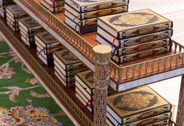 une pile de coran soigneusement rangé