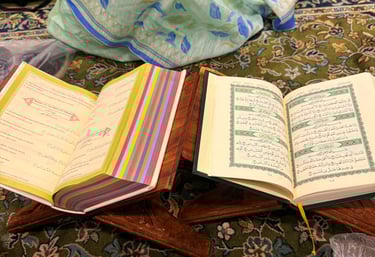 deux coran l'un coloré et l'autre neutre dans une mosquée