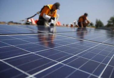 Güneş paneli montajı yapan teknik ekip.