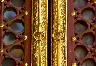 Puerta con acabados en filigrana