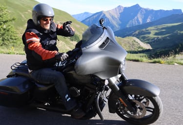 Road Captain Hanspeter Weidmann "HP" in der Kurve liegend in den Alpen