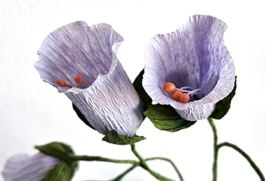 Deze paarse kelkje lijken net echt door alle details. Ze staan mooi in een boeketje van papieren bloemen.