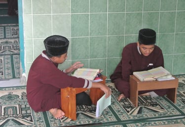 kegiatan santri Darussajidin saling menyimak hafalan Al-Quran di masjid