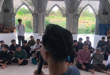 Kegiatan santri Ma'had Tahfizhul Qur'an Darussajidin mendengarkan arahan ustadz di masjid