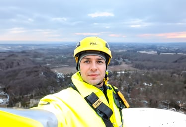 David Garcia Chico trabajando en un molino eólico vestido de trabajo