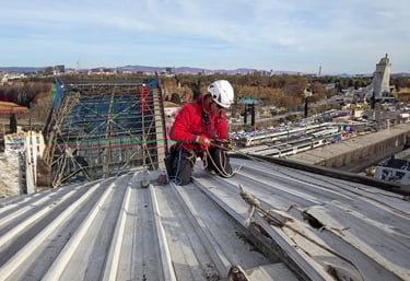 David trabajando en una cubierta ferroviaria