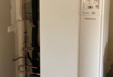 Installation pompe à chaleur air-eau hybride Atlantic par Qualiplomberie