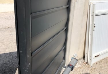 Portail battant aluminium avec motorisation BFT