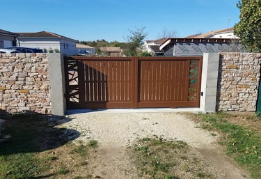 Portail coulissant en aluminium sur mesure, design moderne, durable et adapté à vos besoins.