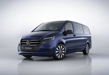 Mercedes Vito noir disponible à la location, stationné.