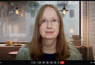 En kvinna med glasögon visas på en videokonferens.