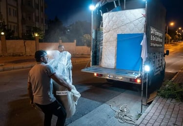 Antalya'da gece acil gelen tır/kamyon yükleri için rampadan eşya taşıma operasyonu gerçekleştiren nöbetçi hamal ekibimiz.