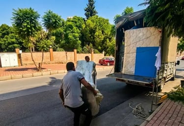 Antalya'ya şehir dışından gelen evden eve nakliye araçları için eşya boşaltma ve profesyonel hamal desteği sağlayan ekibimiz.