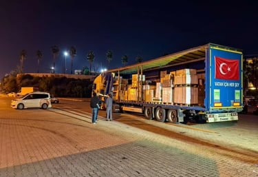 Antalya'da tır, paletli yük indirme bindirme işlemleri, mobilyaların yüklenmesini gerçekleştiren profesyonel hamal ekibimiz.