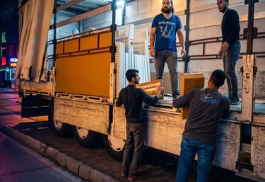 Tır boşaltma işlerinde uzmanlaşmış, fiziki kondisyonu yüksek ve kas gücüyle işi hızla tamamlayan profesyonel hamal ekibimiz