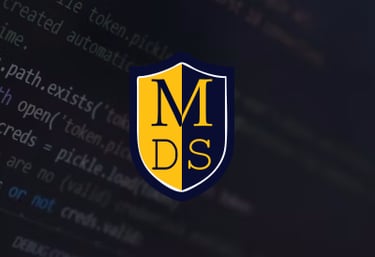 Escudo da Maël Data Security com fundo de código fonte seguro