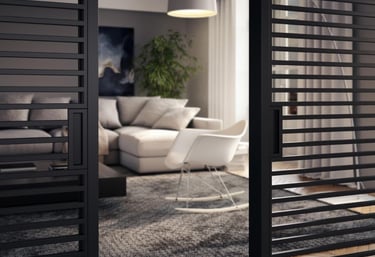 Puertas correderas con lamas verticales en salón con decoración natural y elegante