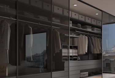 Armario empotrado con diseño contemporáneo en tonos cálidos y puertas correderas
