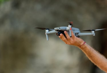 Dron realizando tomas aereas para empresas