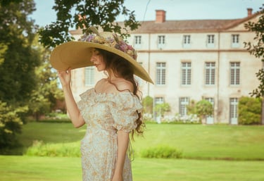 Photo portrait d'une jeune femme en robe vintage devant un château