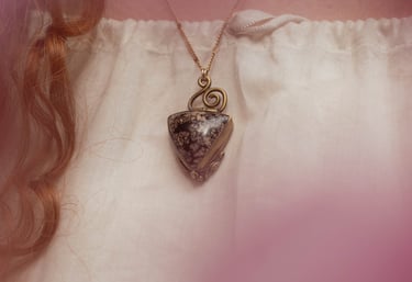 Photo en gros plan d'un pendentif fait à la main