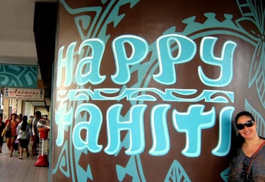 foto da autora no centro comercial em papeete tahiti