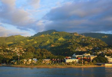 foto da vista da cidade de papeete no tahiti chegando de navio