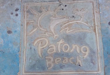 foto da placa de bronze no chao de patong beach em phuket