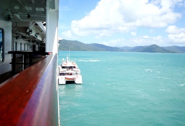 foto do navio guiado pelo pilot chegando a whitsunday islands australia