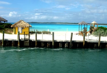 foto da vista do navio entrando no pier em half moon cay