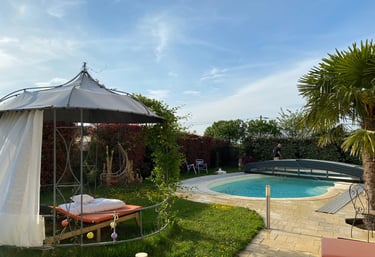 pisicne couverte jardin arborée et pergola romantique