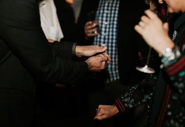 close-up déambulatoire d'un magicien