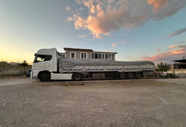 Novayem fabrikasında duran yüklü tır
