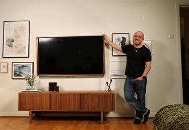 Erik presenterar stolt sin TV-Tavla