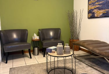 Consultorio de psicología en Escazú Costa Rica, espacio terapéutico con sofá y decoración cálida