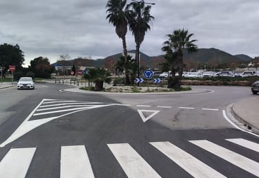 Líneas de tráfico recién pintadas por NCT Painting en carretera secundaria