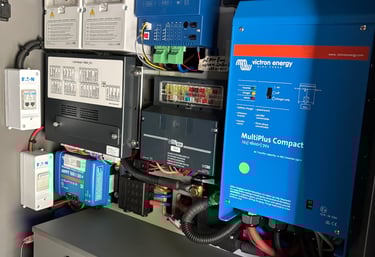 Victron-Energy System für Caravan-Technik mit Wechselrichter, Laderegler- und Batterielösung